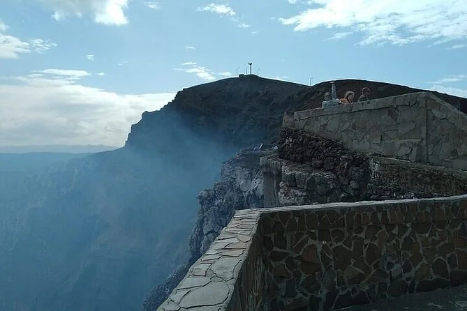 Der Rand des Masaya-Kraters neben einer steinernen Aussichtsmauer