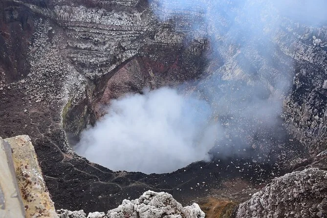 Gas steigt aus dem Santiago-Krater des Vulkans Masaya auf