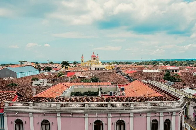Luftaufnahme des Zentralparks von Granada und kolonialer Gebäude